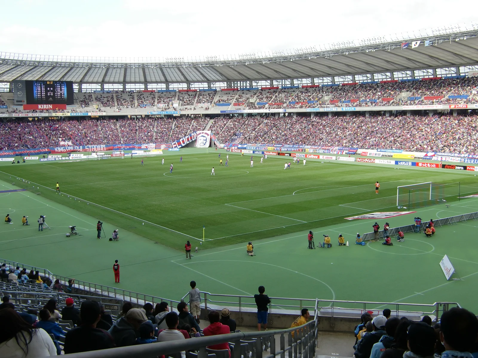 2010年のサッカー開催時、味の素スタジアムの下層席から見たピッチとスタンド