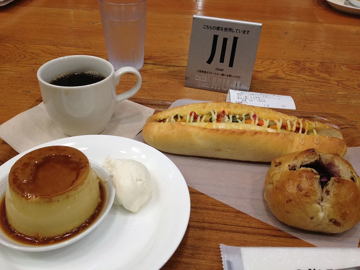 Café&Meal MUJI有楽町店で撮影された、手前の焼きプリンとパン・コーヒー
