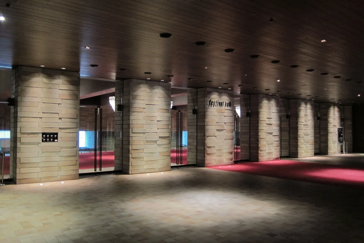フェスティバルホールの看板がある2階のホール入口