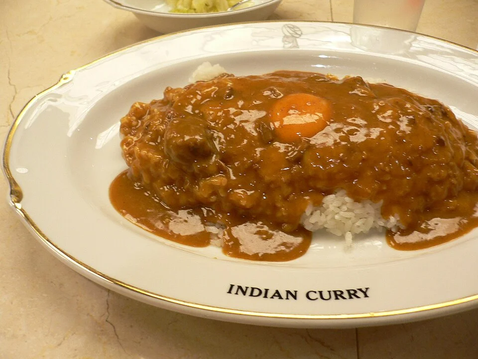 インデアンカレーのタマゴ入りを盛り付けた皿（丸の内店で撮影）
