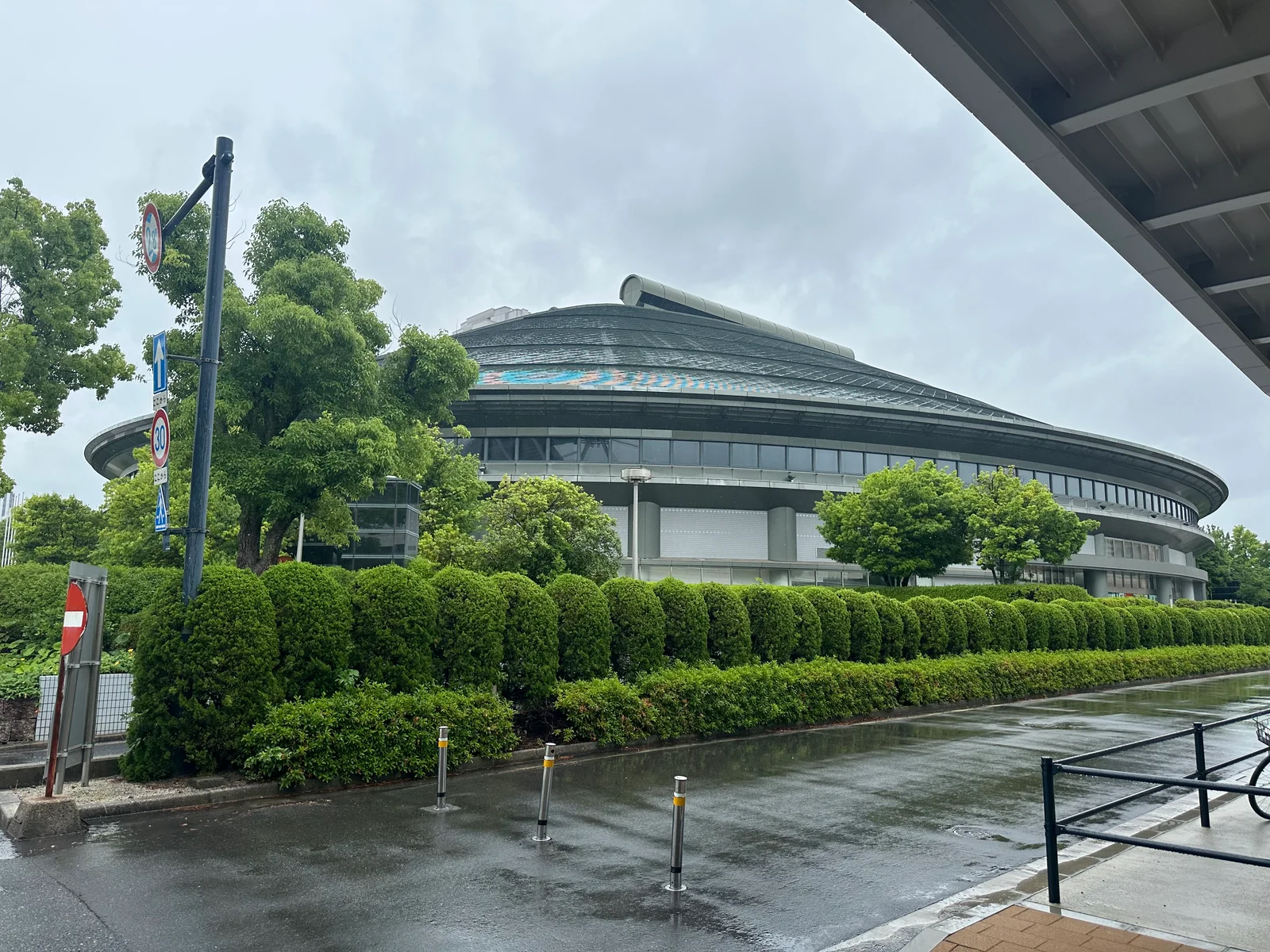 緑に囲まれた楕円形の広島グリーンアリーナ外観