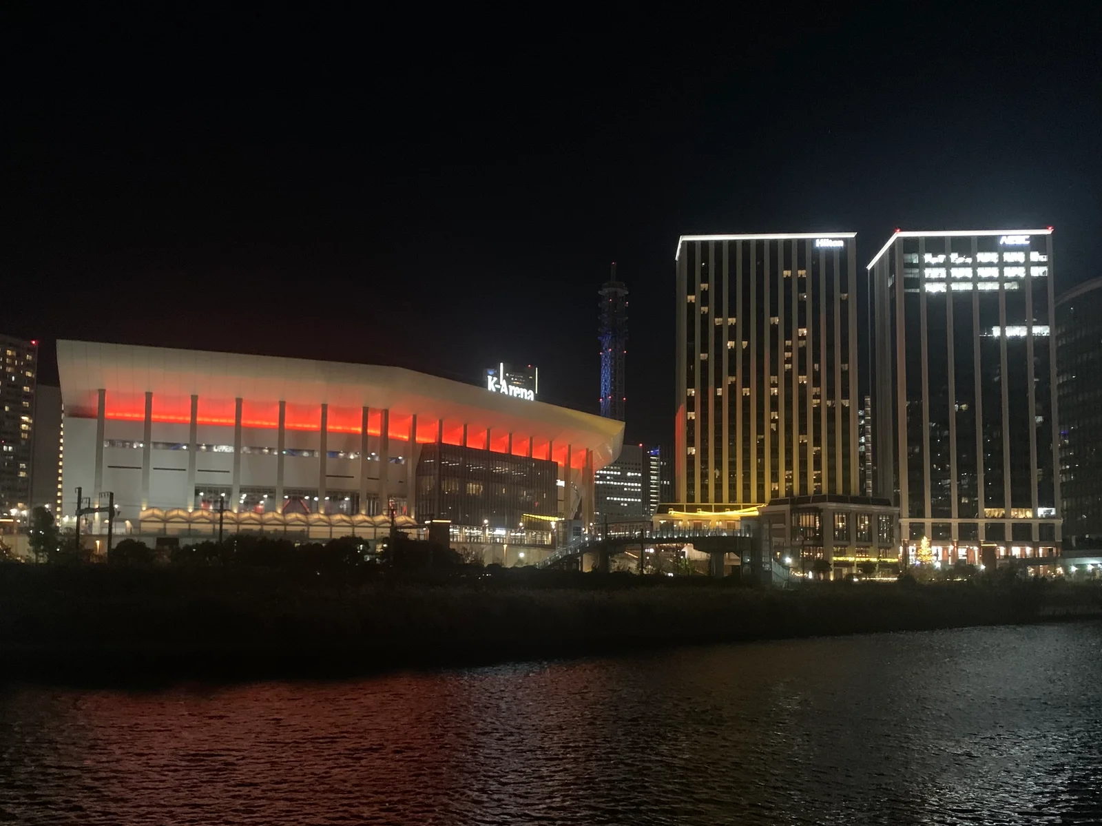 夜にライトアップされたKアリーナ横浜と隣接するヒルトン横浜