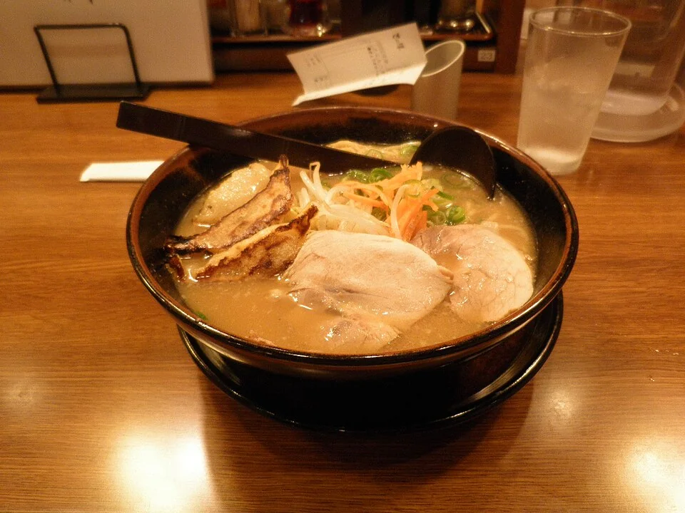 古潭のメニュー例、焼き餃子とチャーシューをのせたギョウザラーメン