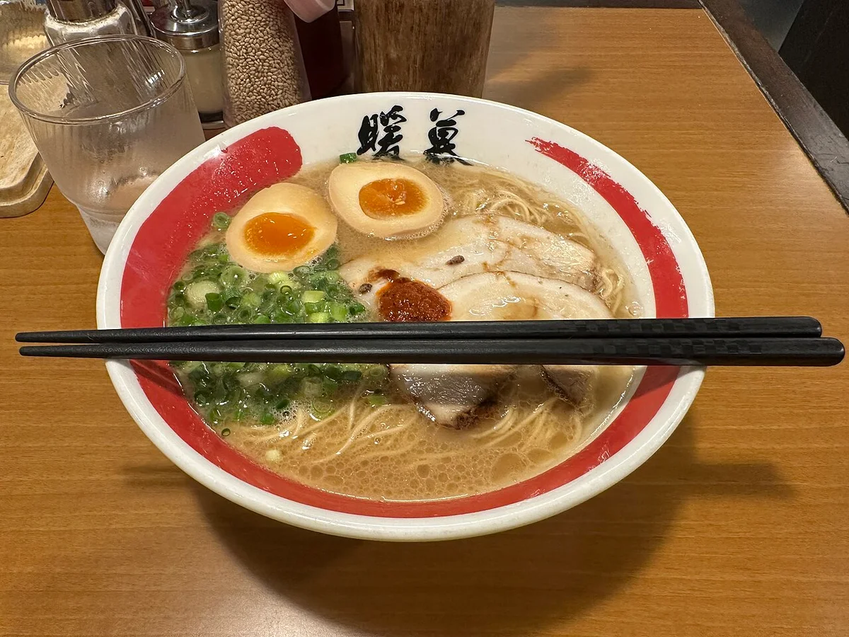 暖暮の煮玉子入り豚骨ラーメン。太宰府市の別店舗で撮影