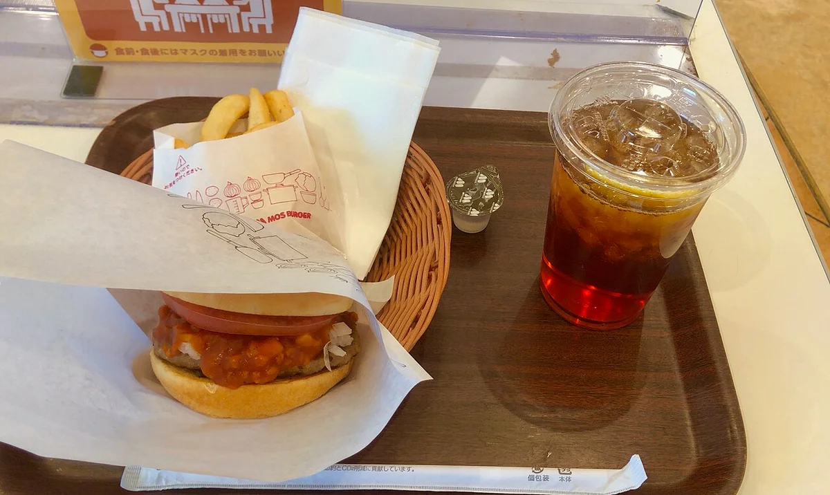 モスバーガーのハンバーガー、ポテト、アイスティー