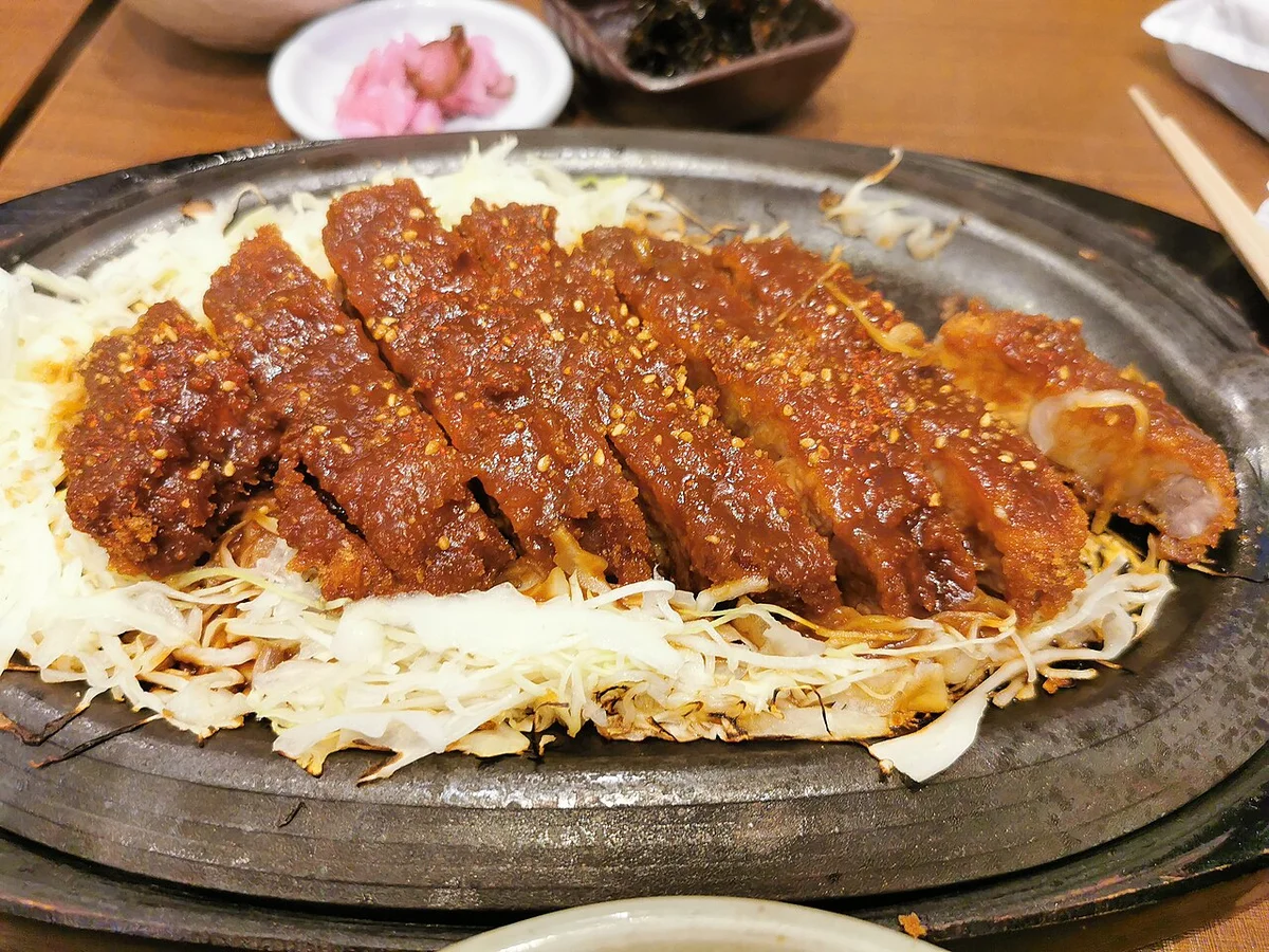 みそだれをかけた矢場とんのとんかつとキャベツ