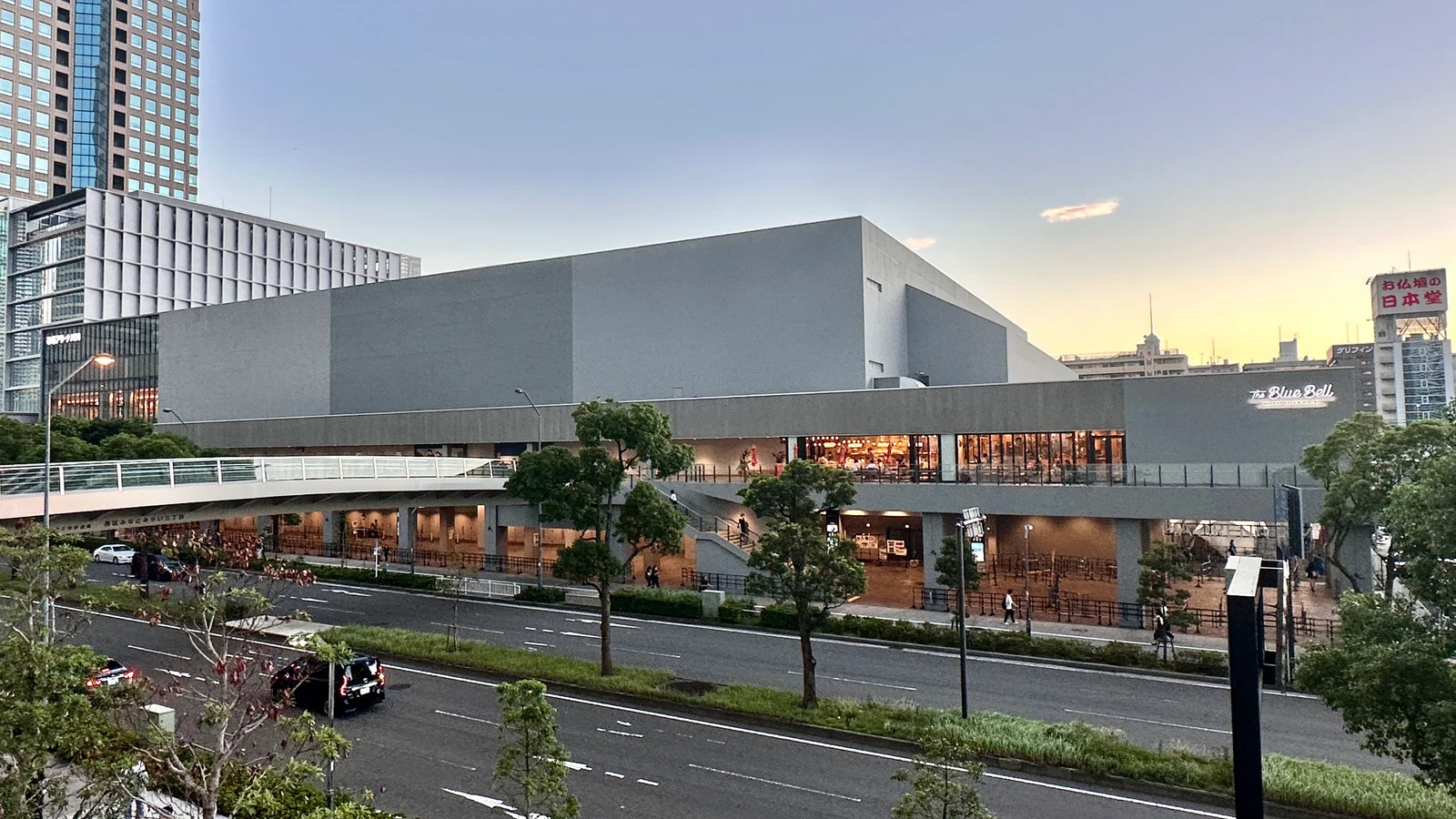 みなとみらい大通りを挟んで見たぴあアリーナMMの外観と2階のデッキ