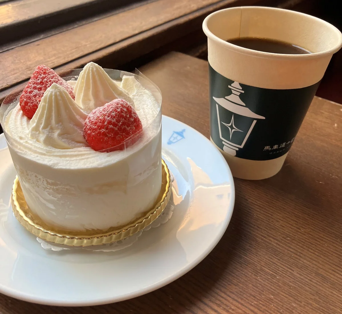 横浜美術館喫茶室の商品写真に写る、いちごのショートケーキとコーヒー
