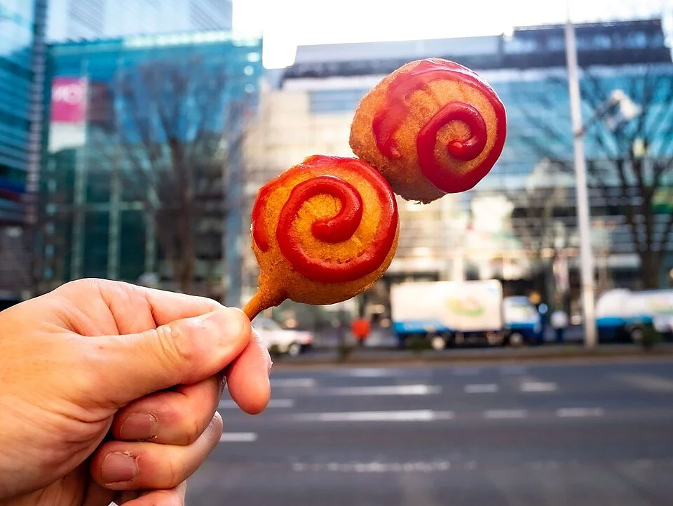 阿部蒲鉾店本店で販売された、串に二つの丸いかまぼこが付いたひょうたん揚げ