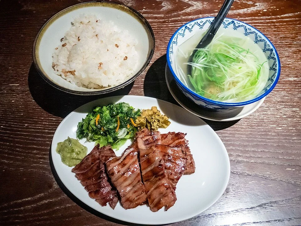 司 西口名掛丁店の牛タン定食。牛タン焼き、麦めし、テールスープ