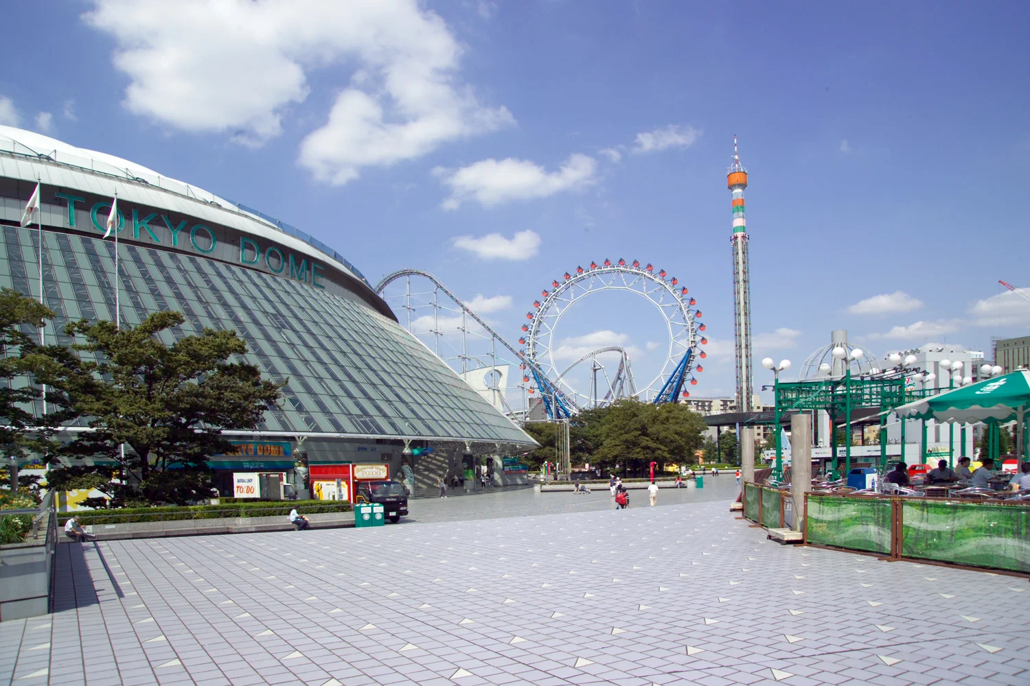 青空の下に広がる東京ドームの外観と周辺の広場