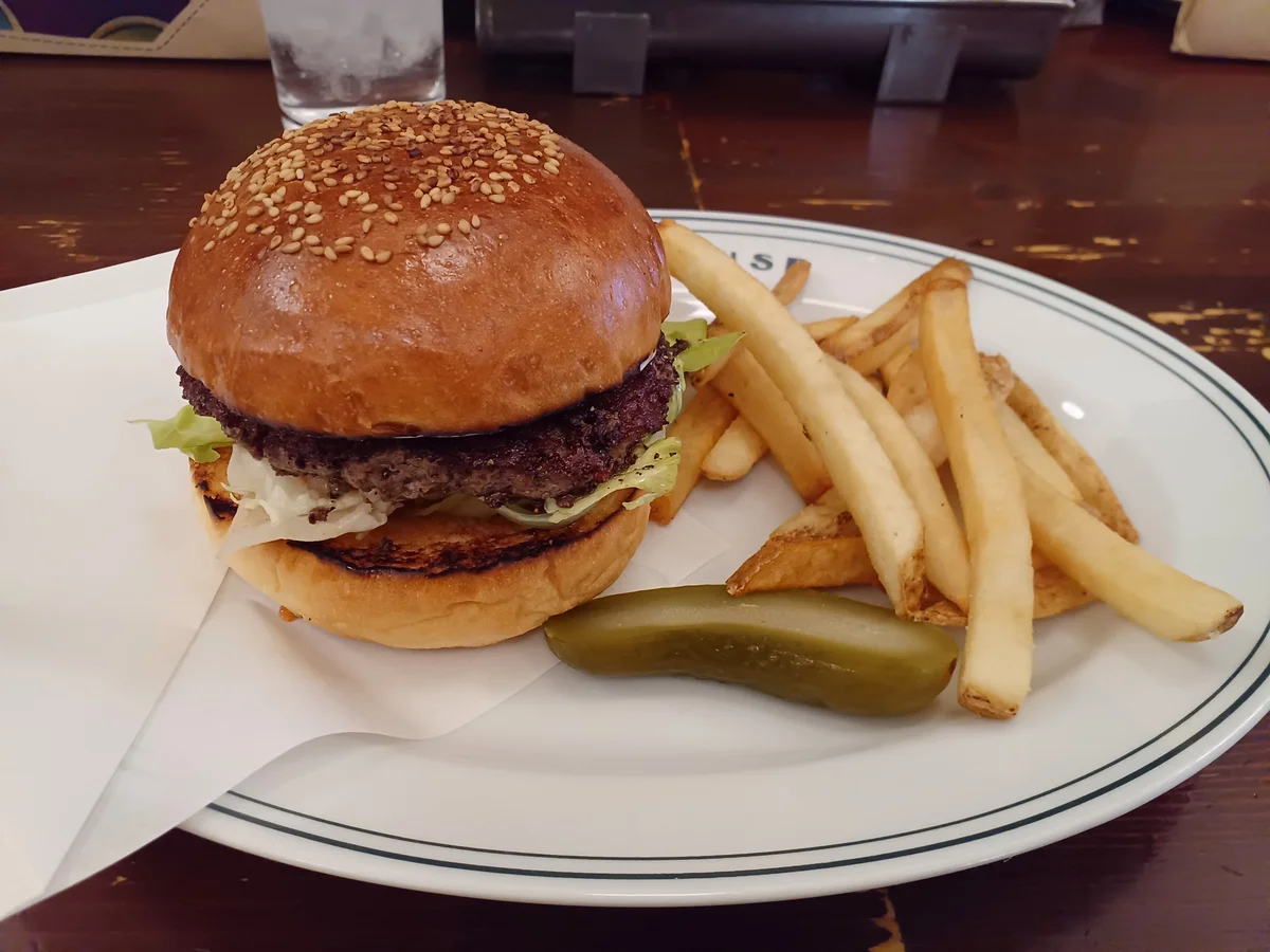FIRE HOUSE本郷のレストランで提供されたハンバーガーとポテト
