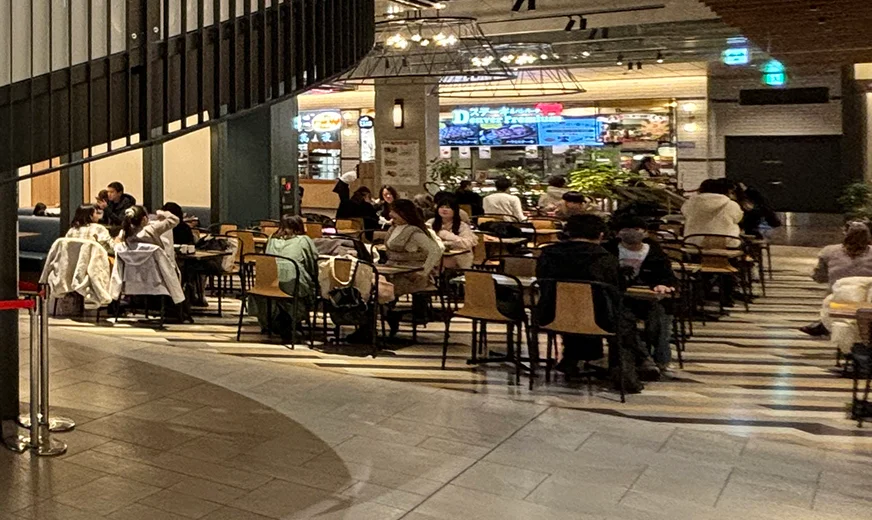 有明ガーデン5階ARIAKE DINERのテーブル席と椅子