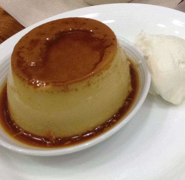 Café&Meal MUJIの焼きプリンとホイップクリームのメニュー例