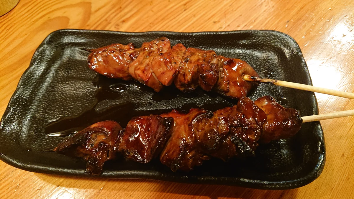 鳥貴族のたれを付けた焼鳥2串。共通メニューの参考写真