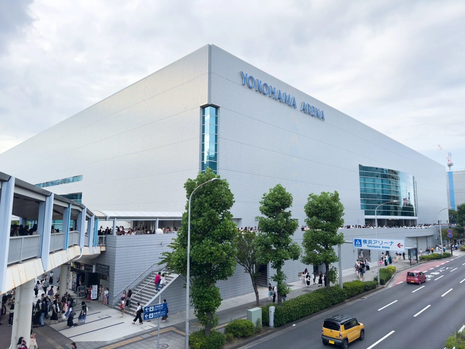 建物の角とYOKOHAMA ARENAの青い文字が見える横浜アリーナの外観