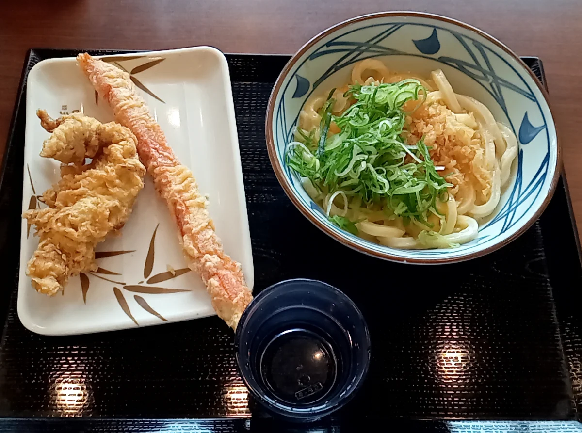 丸亀製麺のうどんと天ぷら。キュービックプラザ新横浜店で撮影したメニュー例